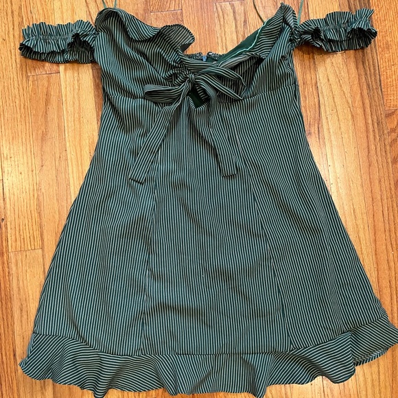 Green off the shoulder ruffle dress - Picture 2 of 5